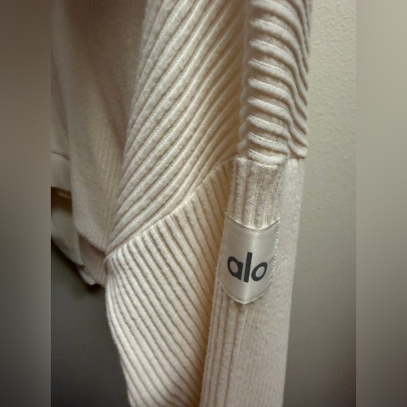 Alo Yoga MUSE SWEAT SET in Ivory - Picture 8 of 9